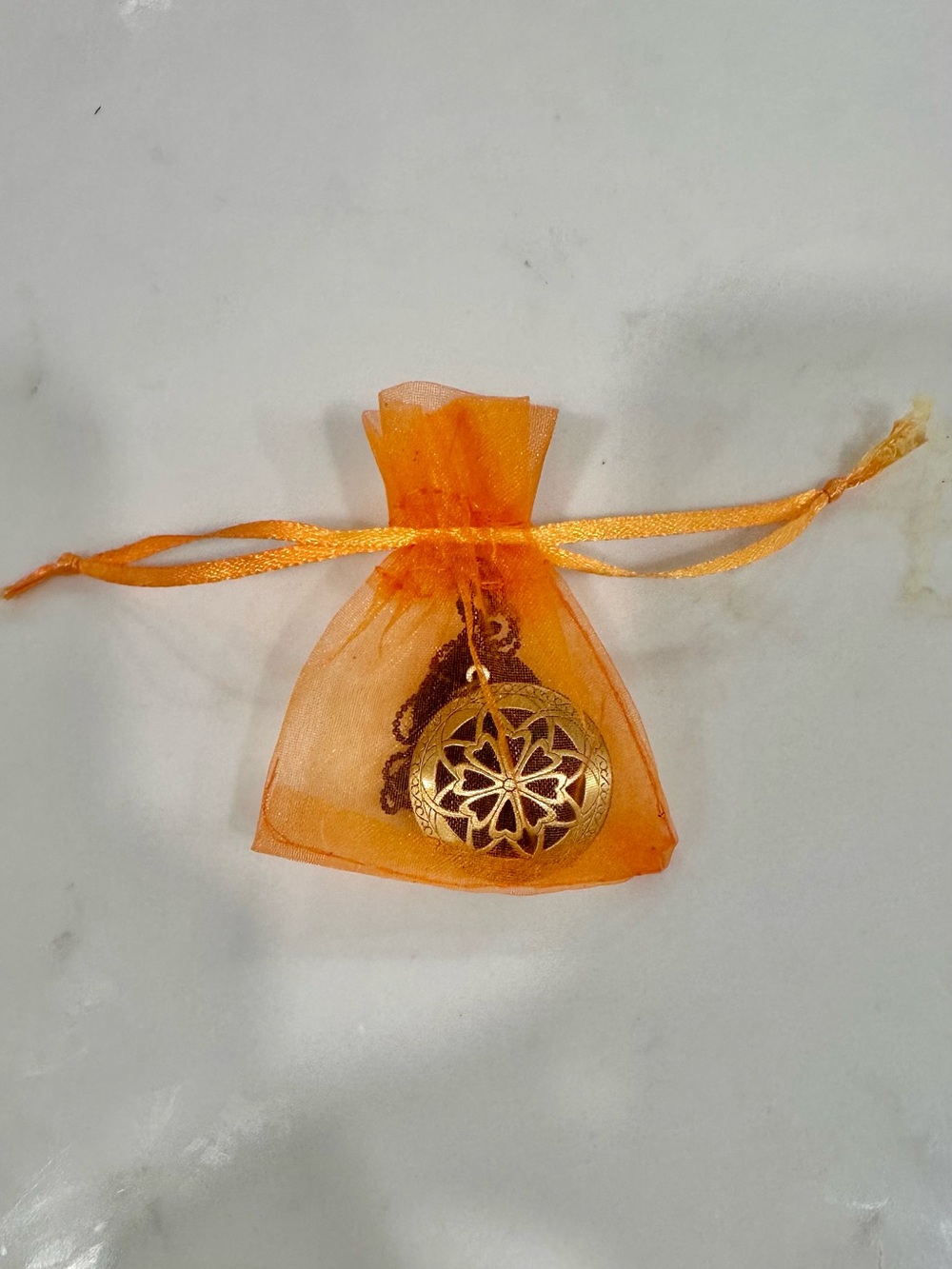 Essential Oil Holder Gold Floral Filigree Pendant Necklace With Spare Oil Pad - Picture 3 of 3